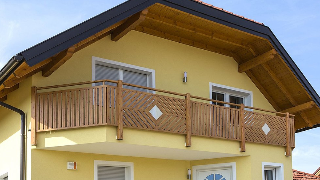 Fa hatású fém korlát a kerítéshez igazítva