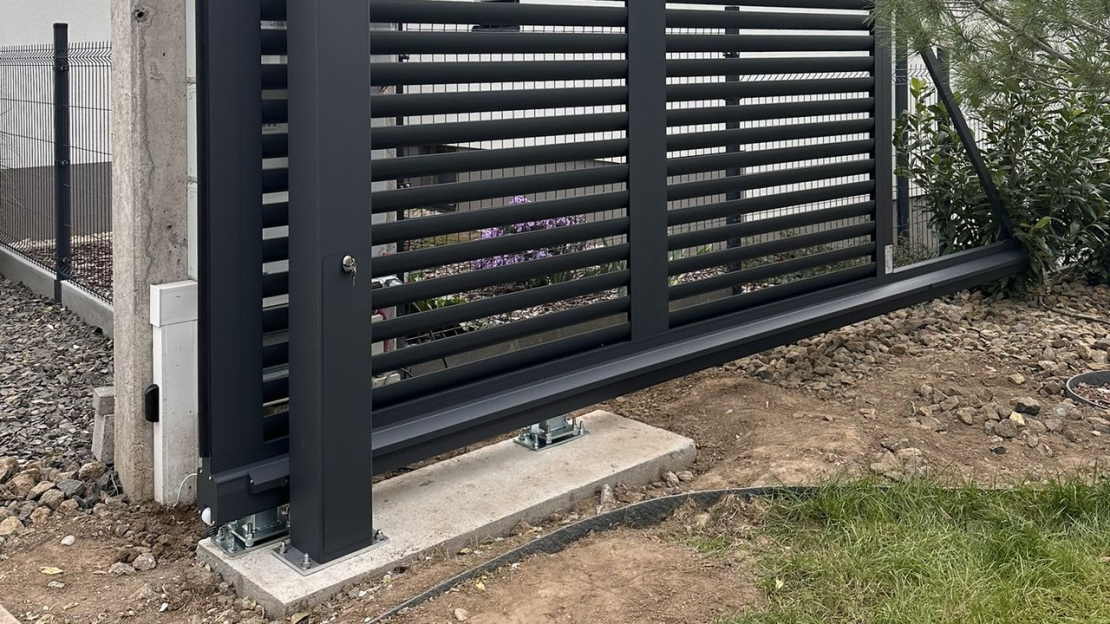 Kerítés alapozás, a stabil kerítés titka a föld alatt kezdődik