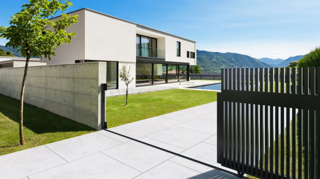 Miért lett az egyik legpraktikusabb kapumegoldás az úszókapu a családi házakná