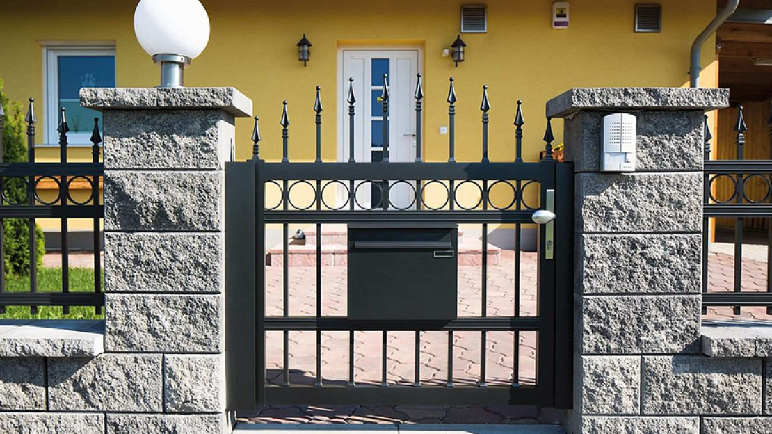 Modern postaláda vagy trendi okososzlop? Új kerítését kérje gyárilag beépített postaládával