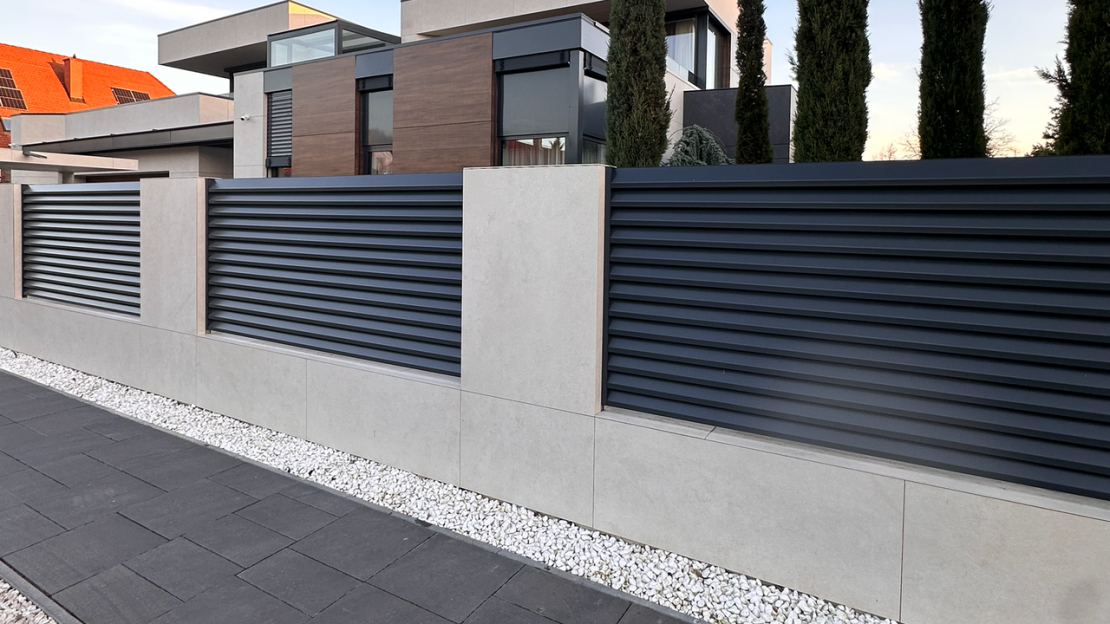 Tartósság kompromisszumok nélkül mit tud egy alumínium kerítés panel