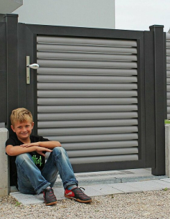 Plissée személyi kapu