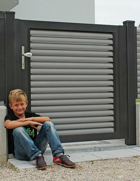 Plissée személyi kapu