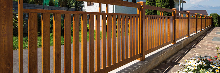 fa kerítés helyett fa hatású fém kerítés a legjobb választás