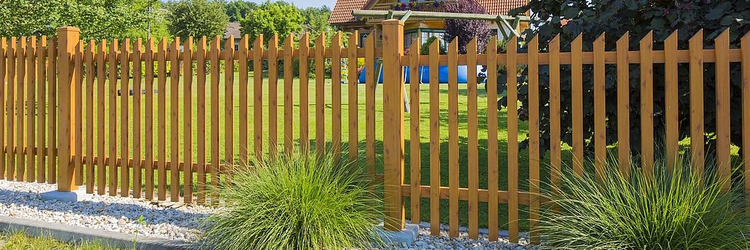 valósághű fa hatású fém kerítés