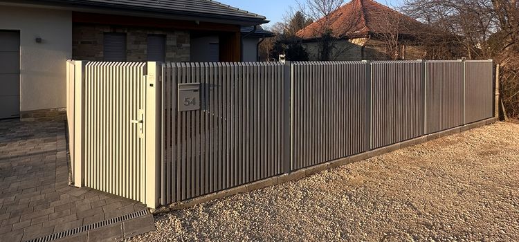 Kerítés építése családi ház körül pontos és esztétikus kivitelezéssel