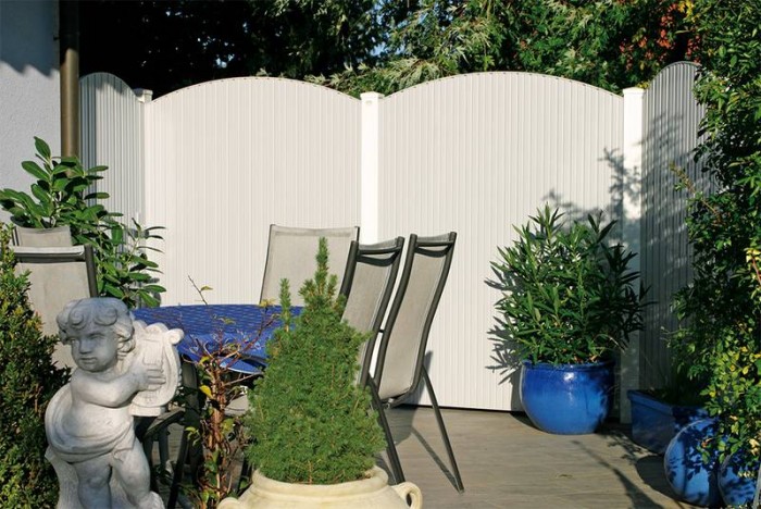 Kerti térelválasztó kerítés - privát zóna kialakítása Kerti térelválasztó kerítés a pihenőkertben, diszkrét takarással