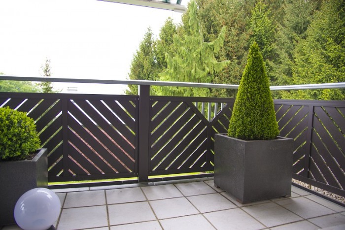 Elválasztó kerítés sűrű lamellákkal a nagyobb takaráshoz Elválasztó kerítés moduláris panelekkel, gyors szereléssel