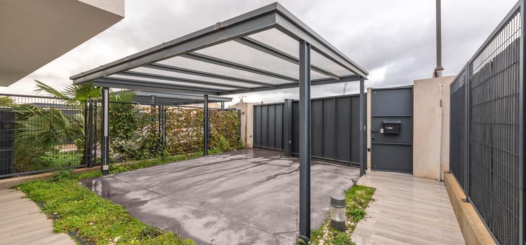 Kocsibeálló építés után a ház előtt, kerítésen belül