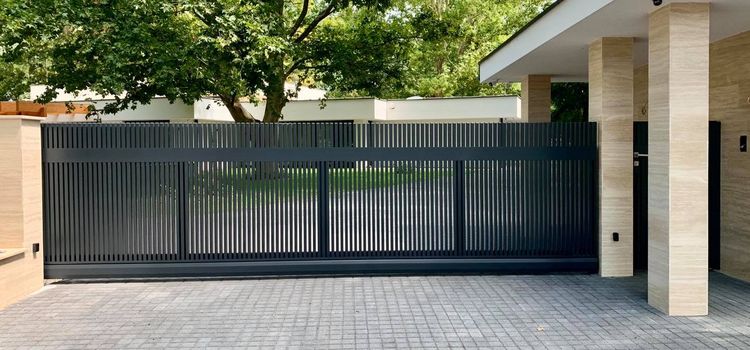 Úszókapu készítés modern alumínium megoldással stabil és időtálló kivitelben Úszókapu készítés egyedi méretre tervezett alumínium kapuszerkezettel családi ház bejáratánál