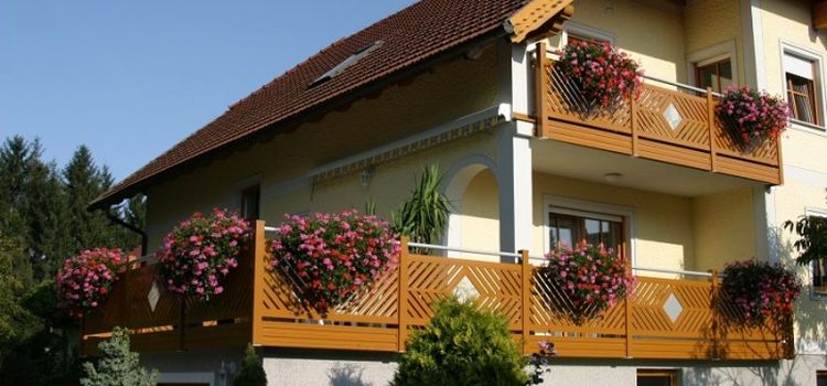 Terasz kerítés modern családi ház kültéri teraszához