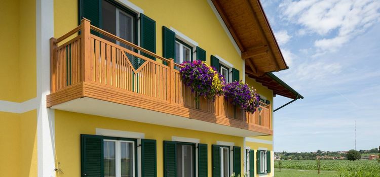 rozsdamentes korlá akár fahatású kialakítással