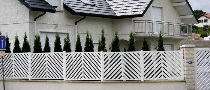 Modern családi ház erkélyén látható rozsdamentes korlát