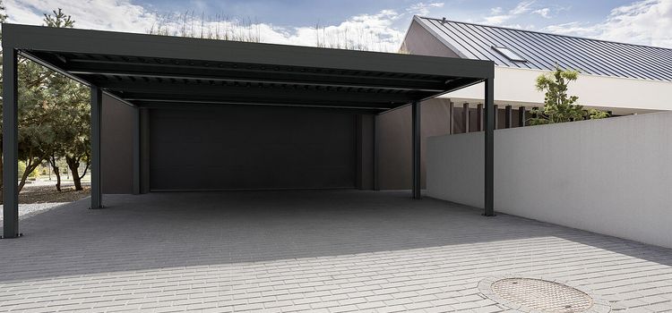 pergola garázs modern házhoz - stílusos védelem az autónak Modern pergola garázs alumínium szerkezettel, letisztult fedett autóbeálló a térkövezett udvarban