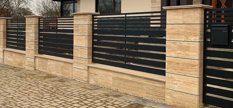 Kerítés tervező referenciafotó, már kész modern kerítés a telekhatáron rendezett környezettel