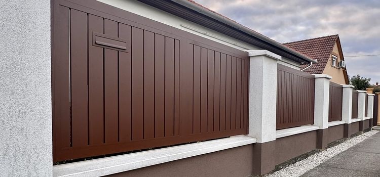 Kerítés panel zártszelvényes alumínium szerkezettel rendezett és biztonságos telekhatárhoz