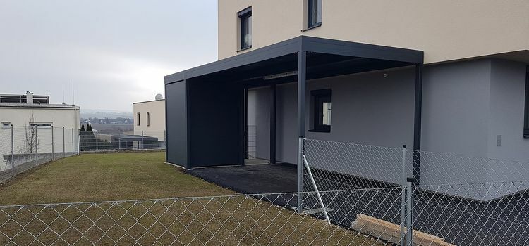 modern alumínium előtető bejárati ajtó fölé